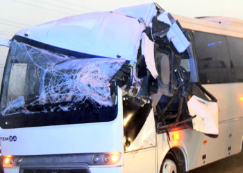 Tekirdağ'da işçi servisi TIR'a çarptı: 12 yaralı