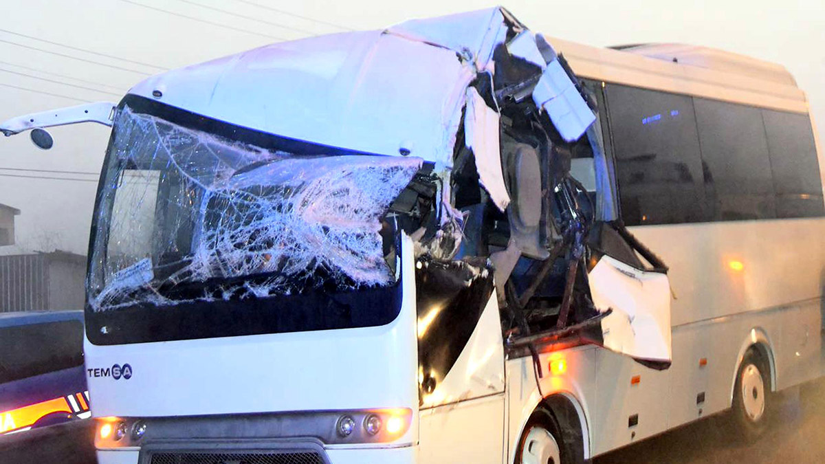 Tekirdağ'da işçi servisi TIR'a çarptı: 12 yaralı