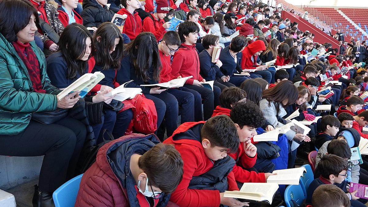 Trabzon'da 1461 öğrenci tribünde kitap okudu