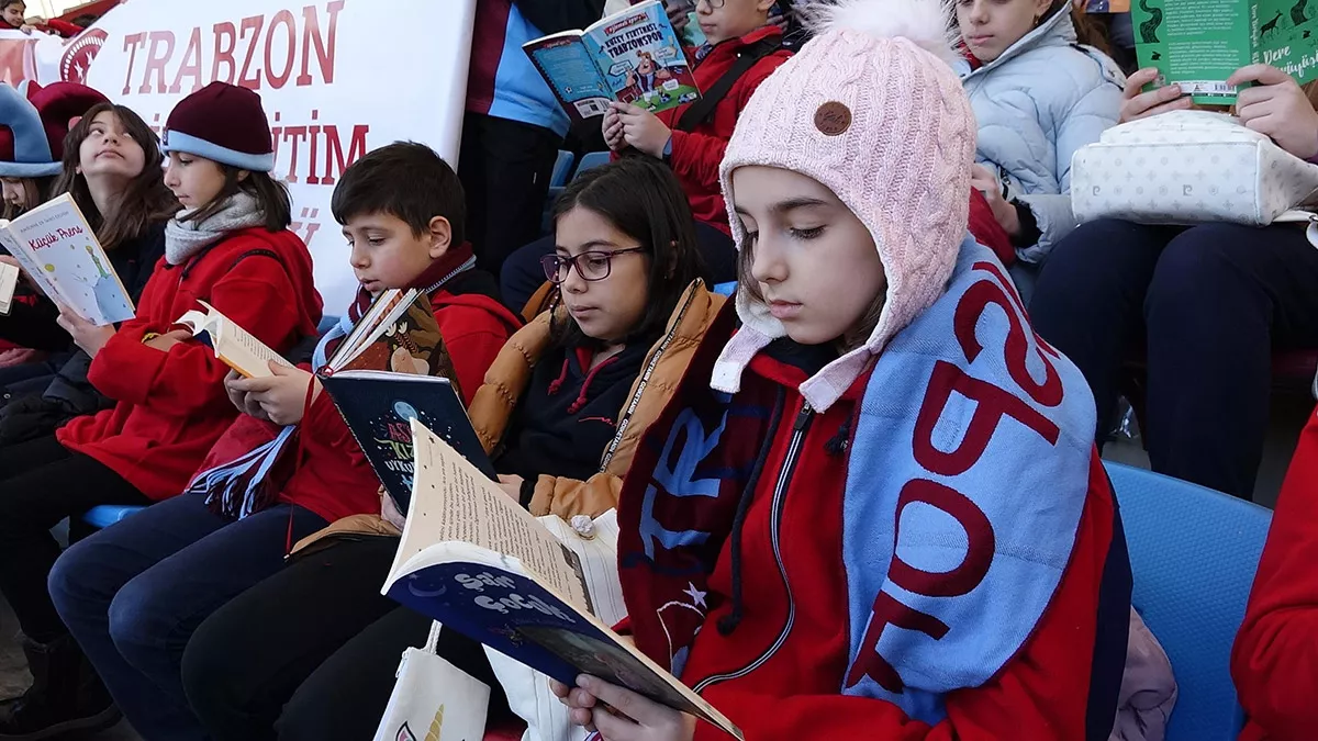 Trabzonda 1461 ogrenci tribunde kitap okudua - yerel haberler - haberton