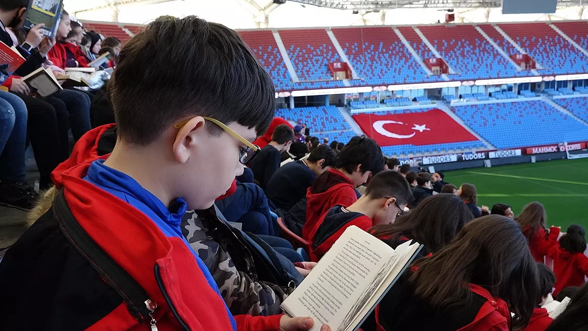 Trabzonda 1461 ogrenci tribunde kitap okuduas - yerel haberler - haberton