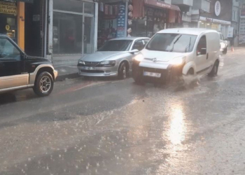 Trabzon'da sağanak; yollar göle döndü