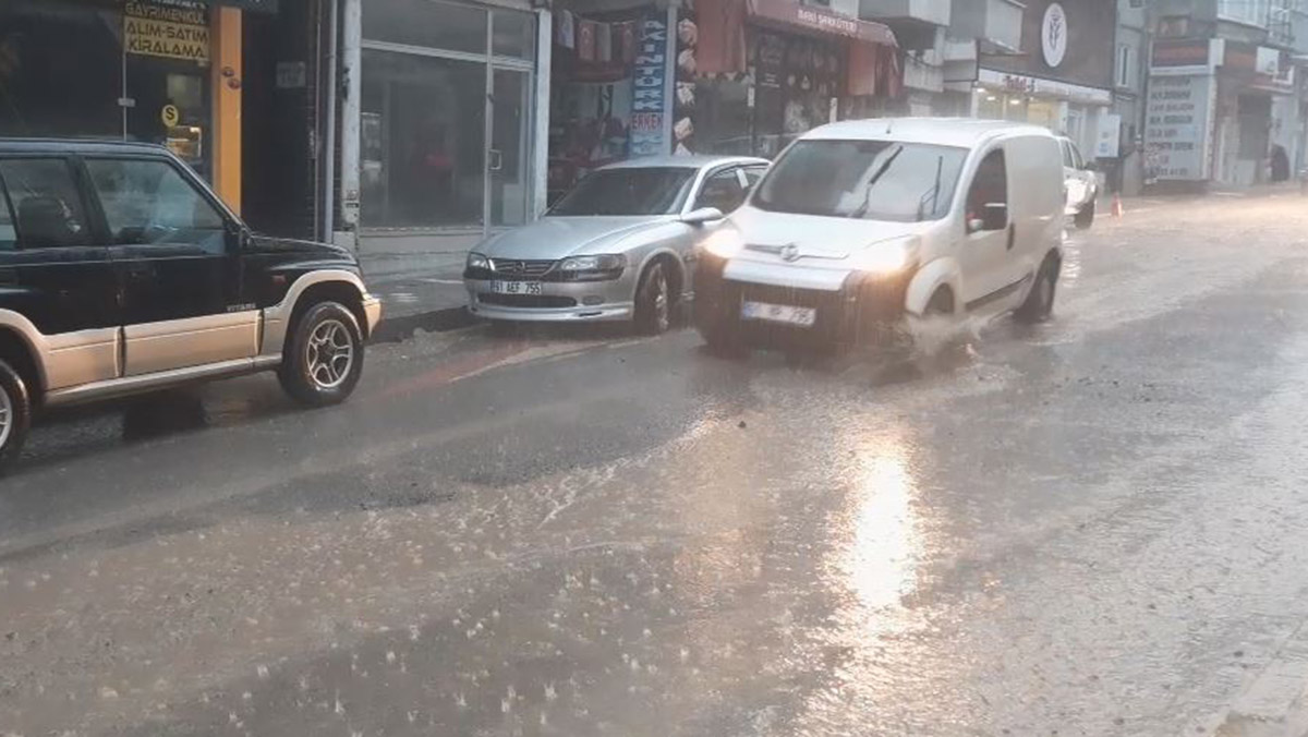Trabzon'da sağanak; yollar göle döndü