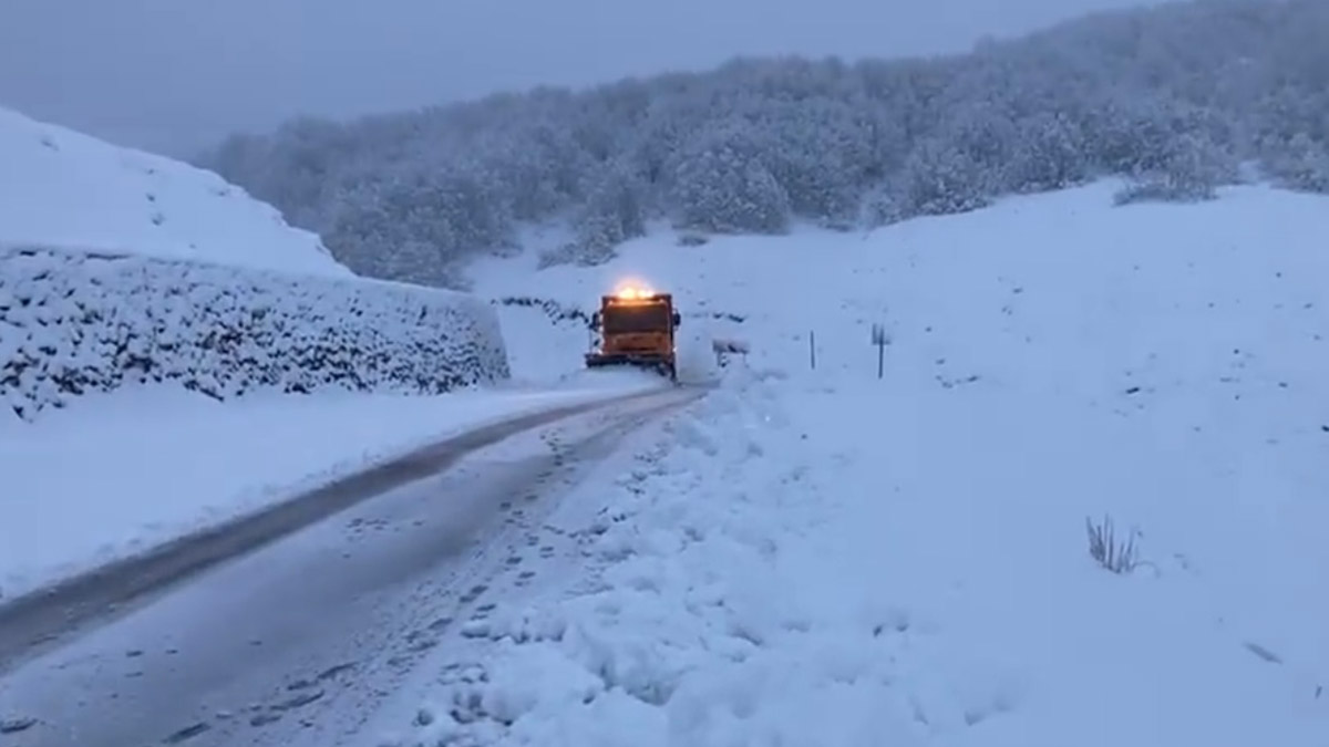 Tunceli'de yoğun kar yağışı; kara yolu kapandı