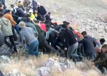 Uçuruma yuvarlanan kamyonetteki 2 kişi yaralandı