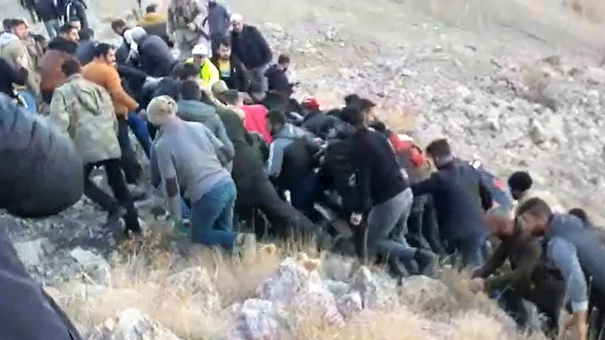 Uçuruma yuvarlanan kamyonetteki 2 kişi yaralandı