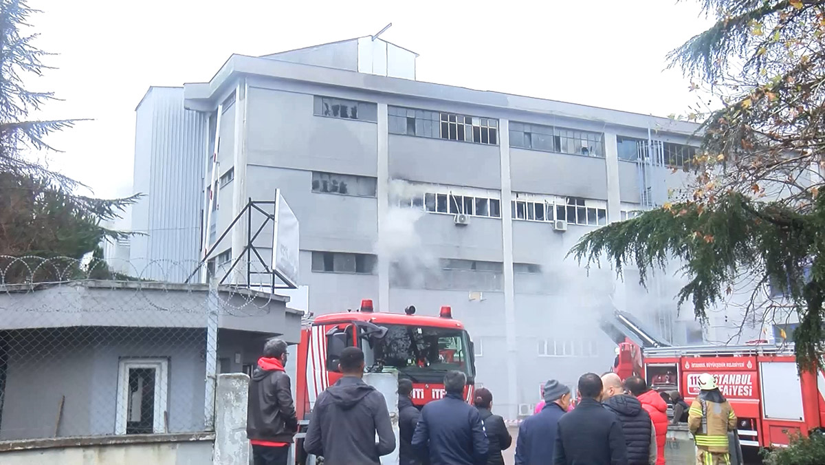 Ümraniye'de 5 katlı mobilya atölyesinde yangın