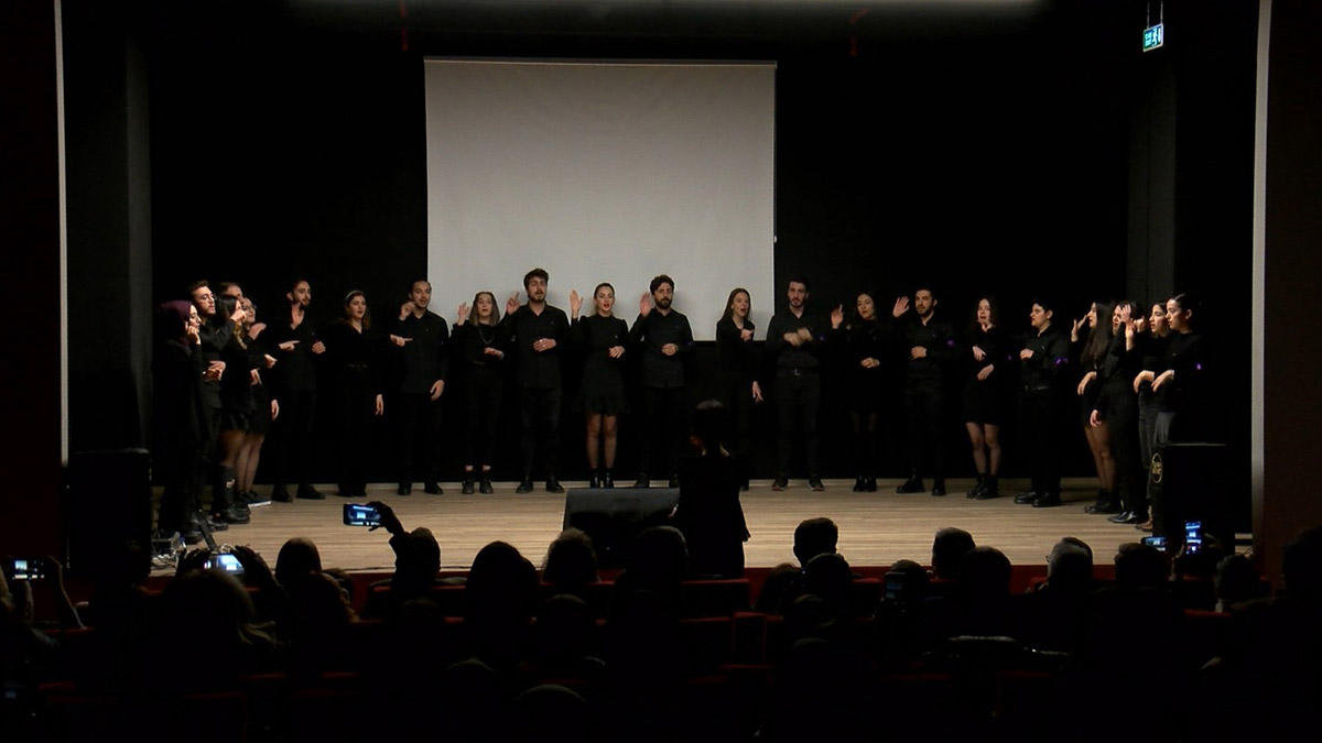 Üniversite öğrencileri işaret dili ile konser verdi