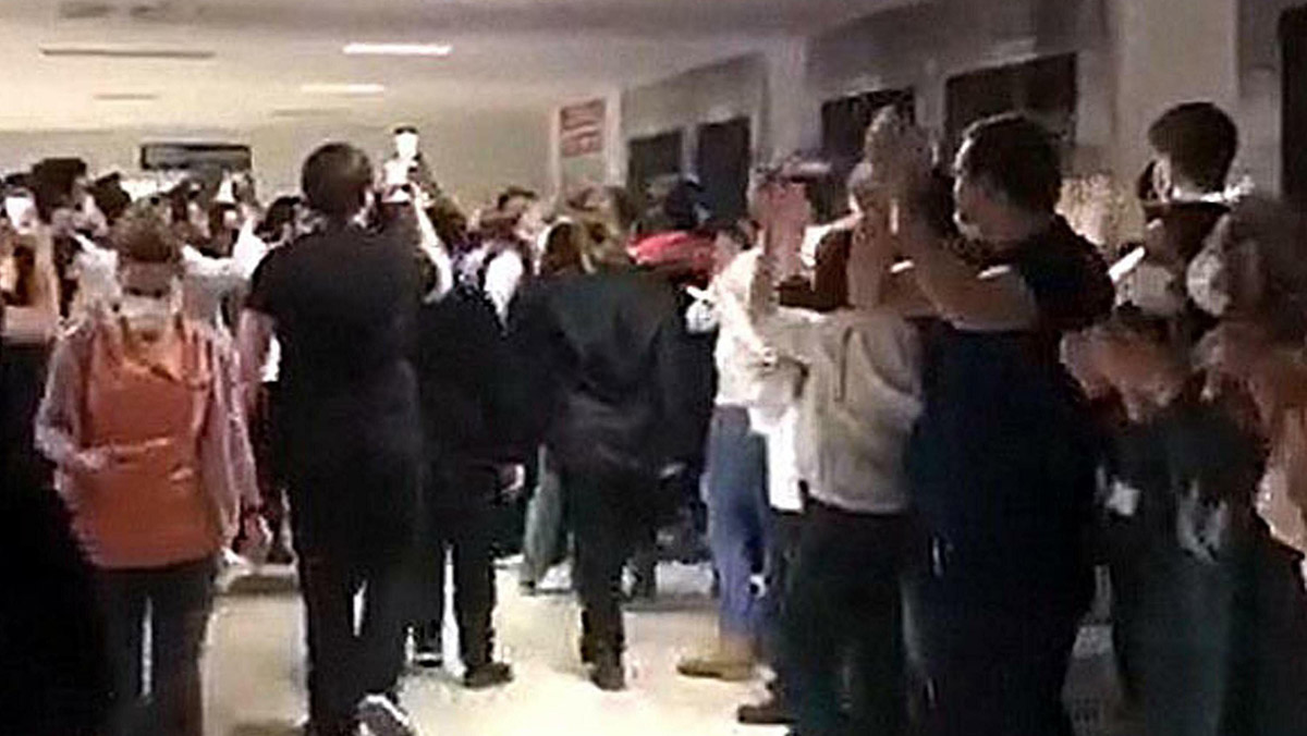 Uzman çavuşu protesto eden sağlık çalışanlarına ceza