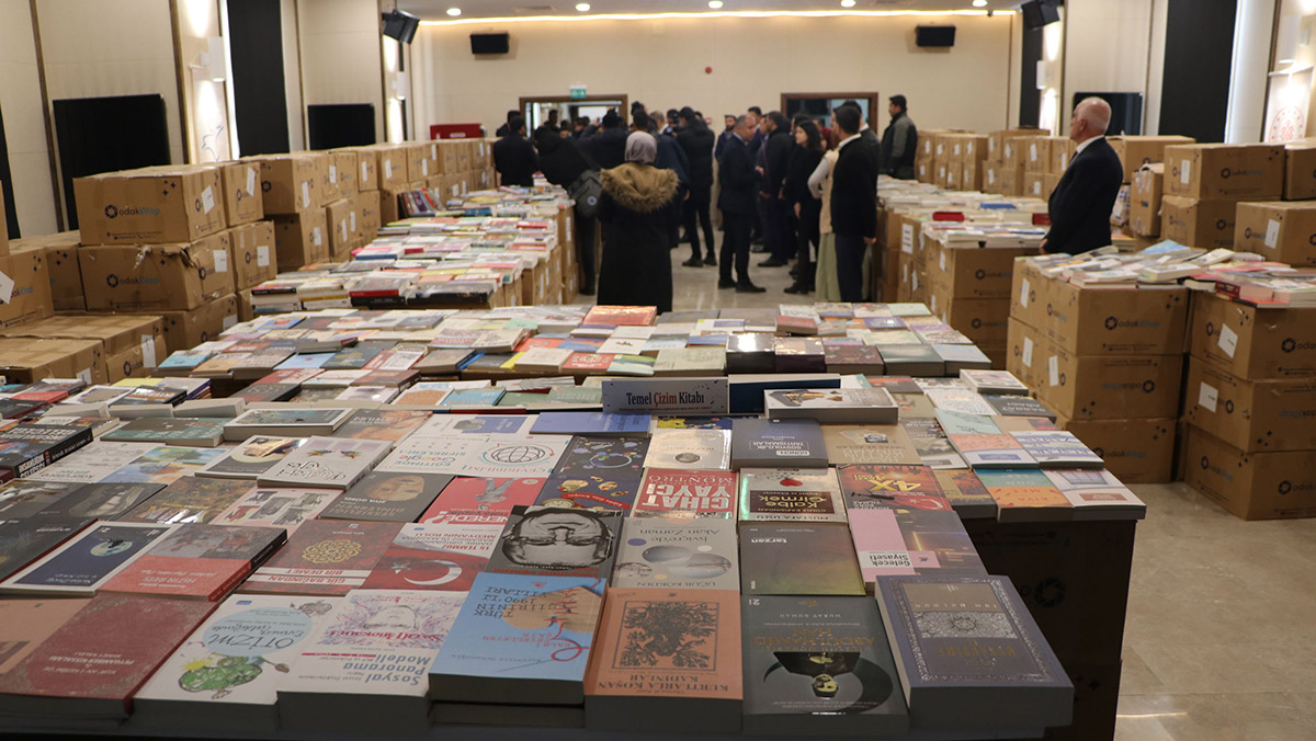 Van İl Halk Kütüphanesi'ne 97 bin 500 kitap desteği