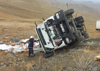 Van'da TIR'lar kafa kafaya çarpıştı: 2 yaralı