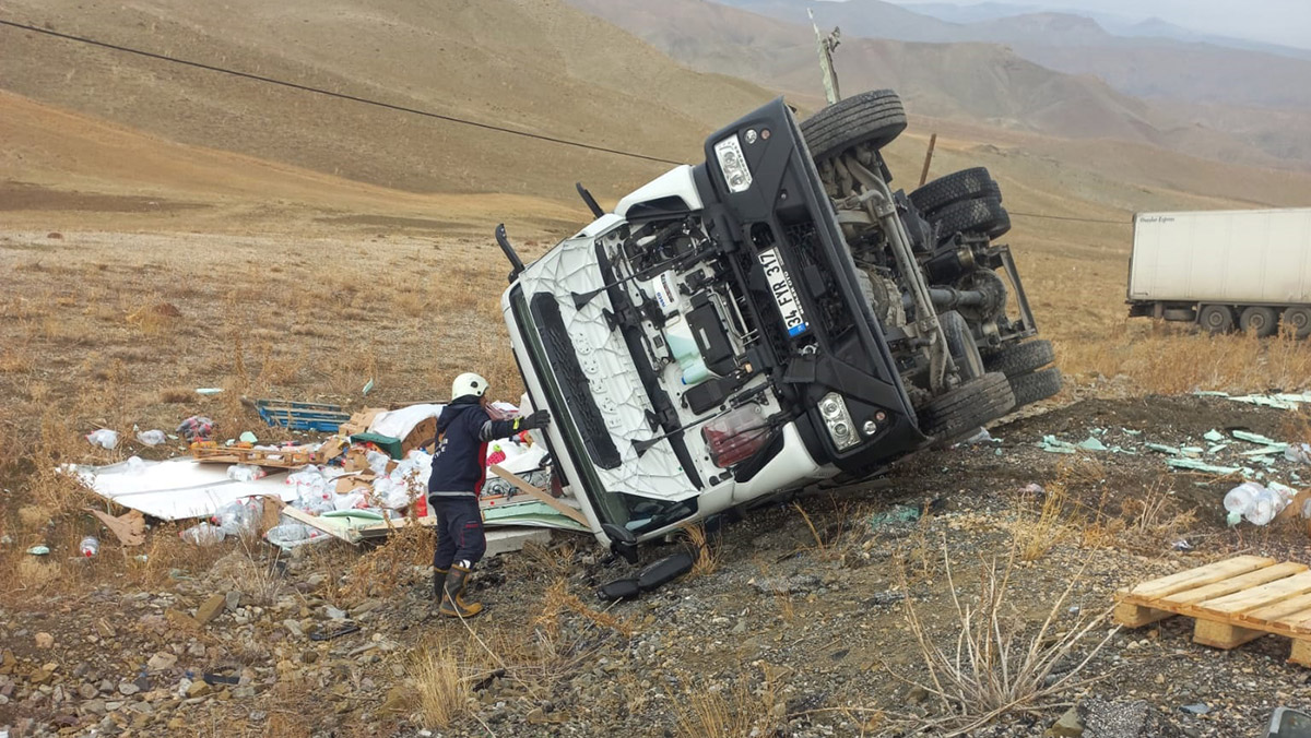 Van'da TIR'lar kafa kafaya çarpıştı: 2 yaralı