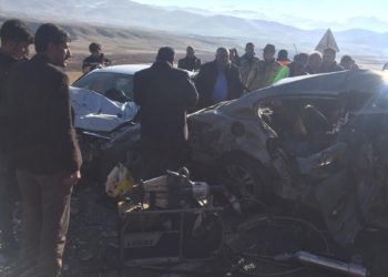 Van'da otomobiller kafa kafaya çarpıştı