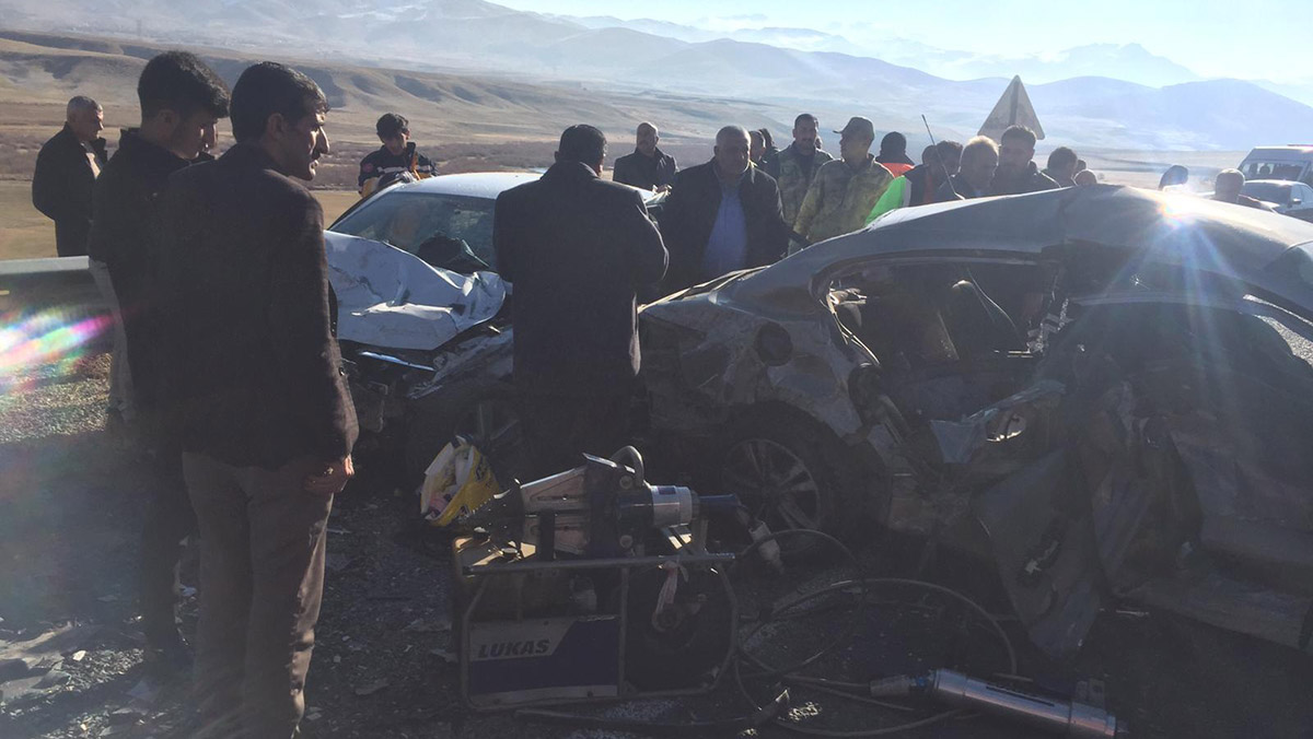 Van'da otomobiller kafa kafaya çarpıştı