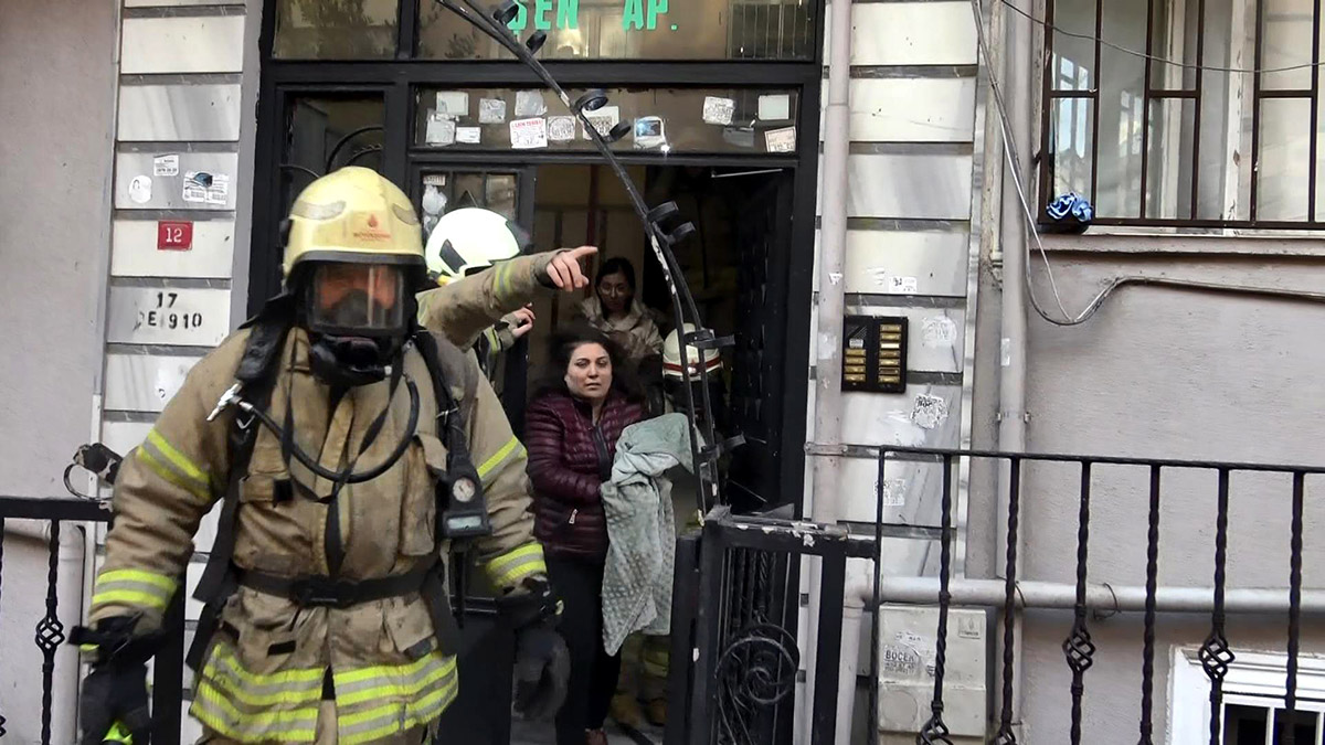 Yangında mahsur kalan 4 kişiyi itfaiye kurtardı