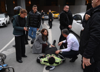 Yerlikaya, kaza geçiren trafik polisine yardım etti