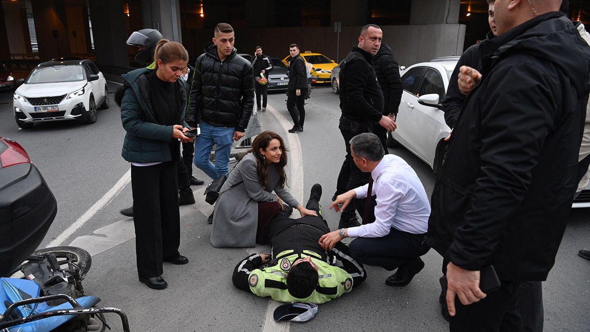 Yerlikaya, kaza geçiren trafik polisine yardım etti