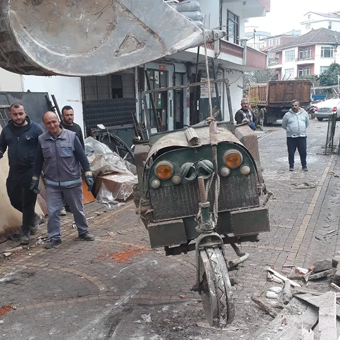 Yikilan binadan milletvekilinin yaptigi traktor ciktis - yaşam - haberton