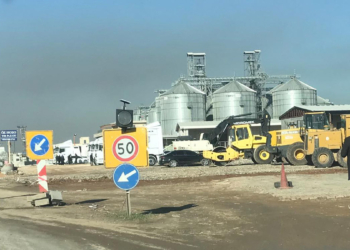 Yol işçisi, iş makinesinin altında kalarak öldü