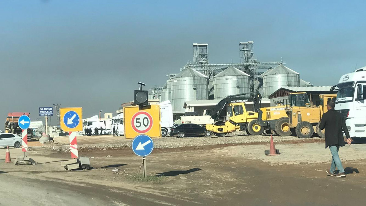 Yol işçisi, iş makinesinin altında kalarak öldü 