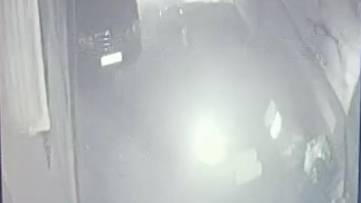 Yolda yere düşen kişinin üzerinden otomobil geçti