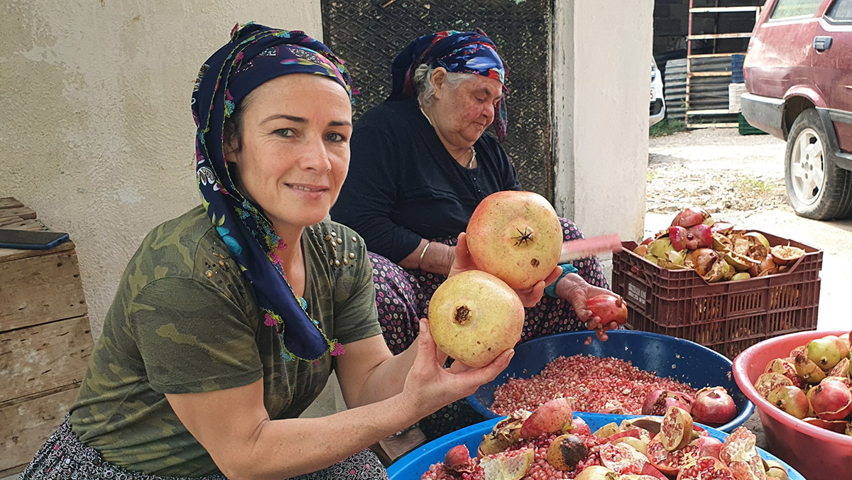 Yörük kadınların 'nar ekşisi' mesaisi