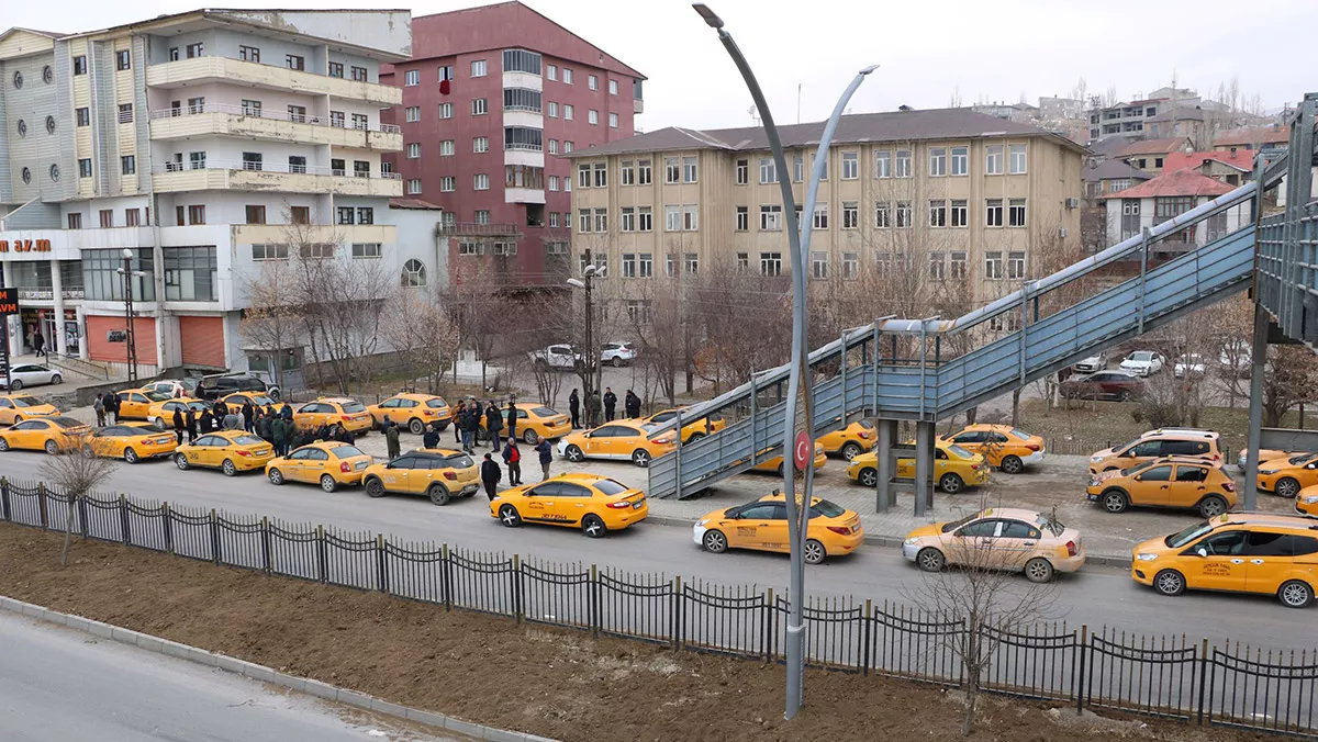 Yüksekova'da taksicilerden durak eylemi