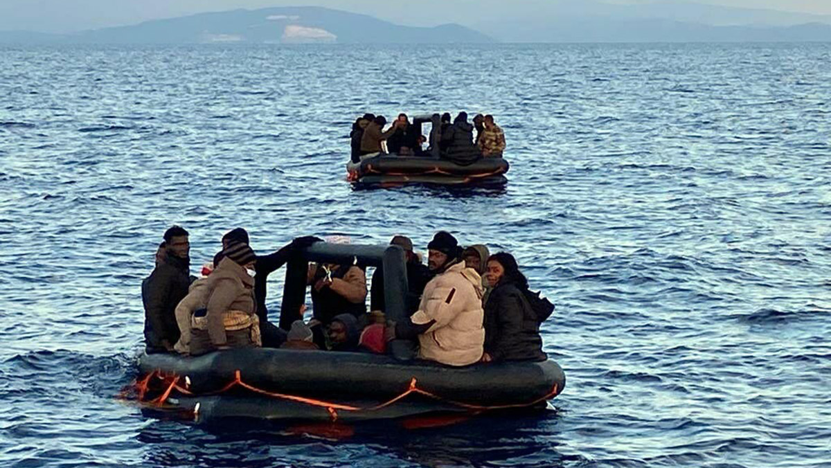 Yunanların ittiği 124 kaçak göçmen kurtarıldı