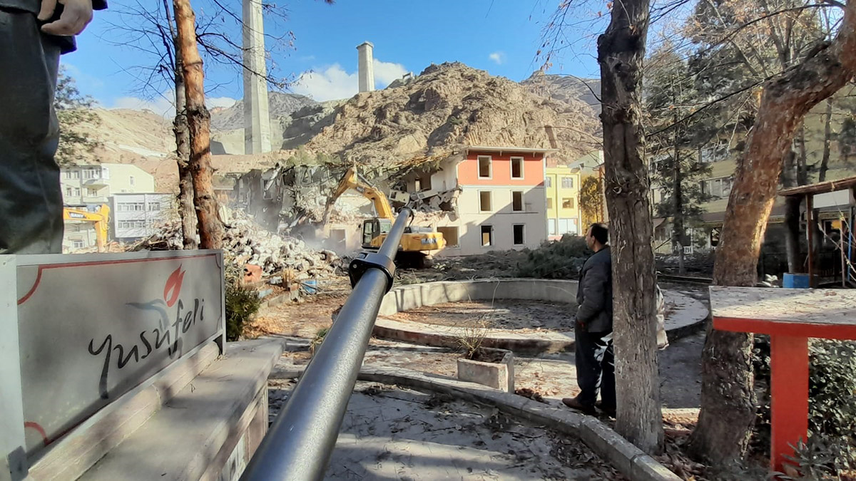 Yusufeli'nde kamu binalarının da yıkımı başladı