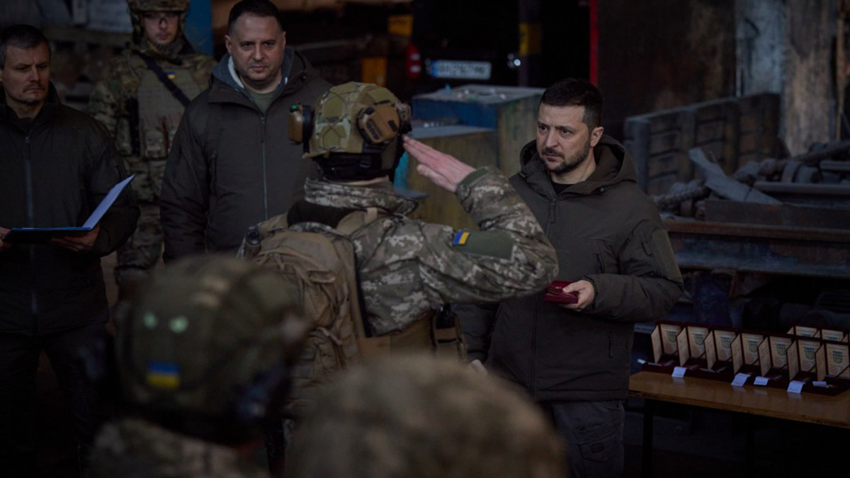Zelenski, Bahmut kentini ziyaret etti
