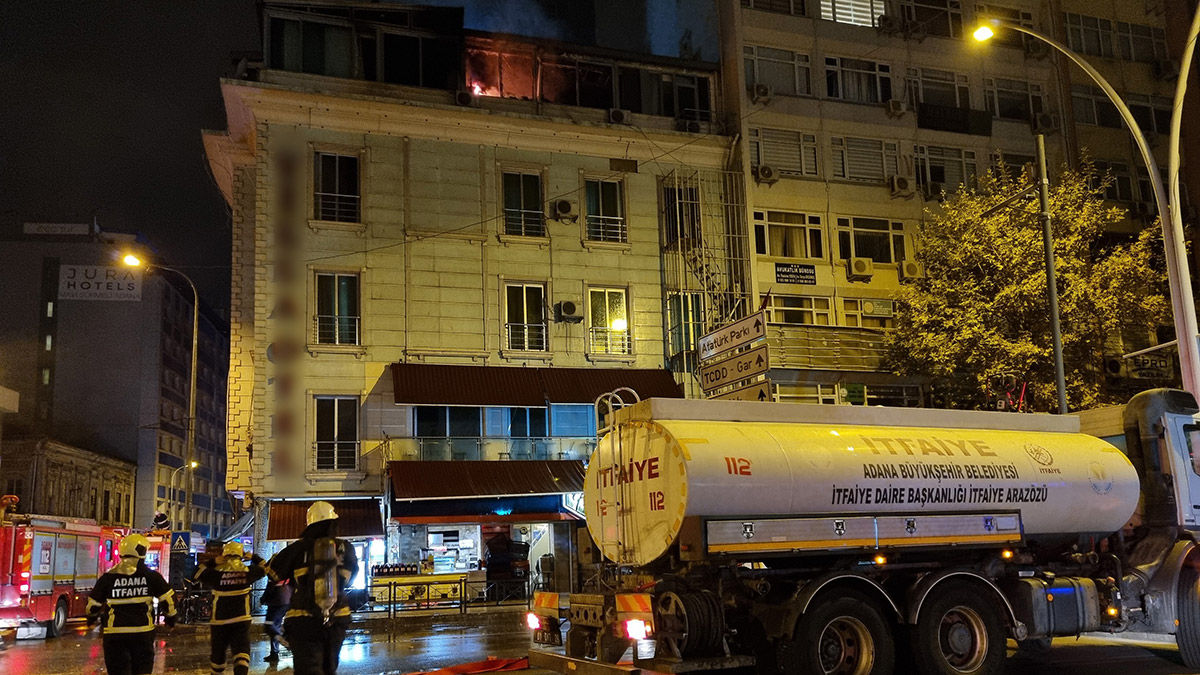 Adana'da otelin terasında yangın