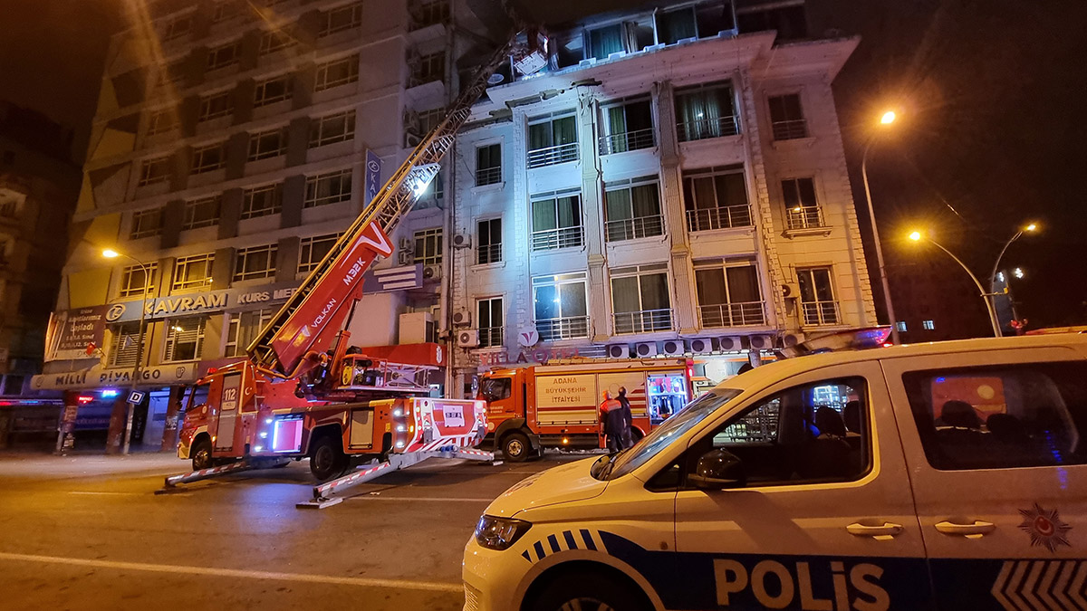Adana'da otelin terasında yangın