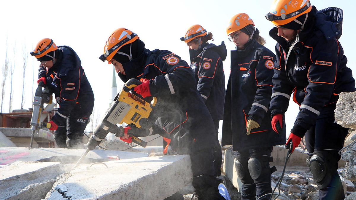 Arama kurtarma teknisyenleri eğitimde