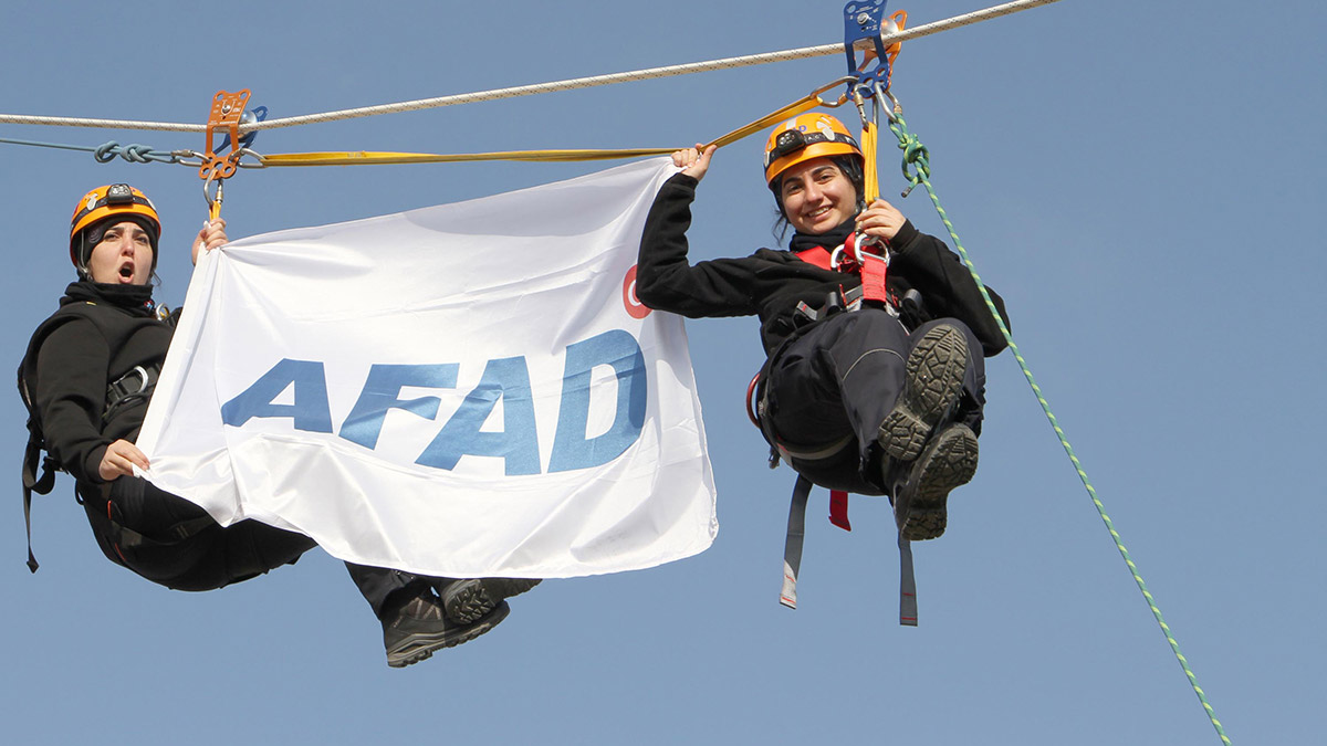 Arama kurtarma teknisyenleri eğitimde