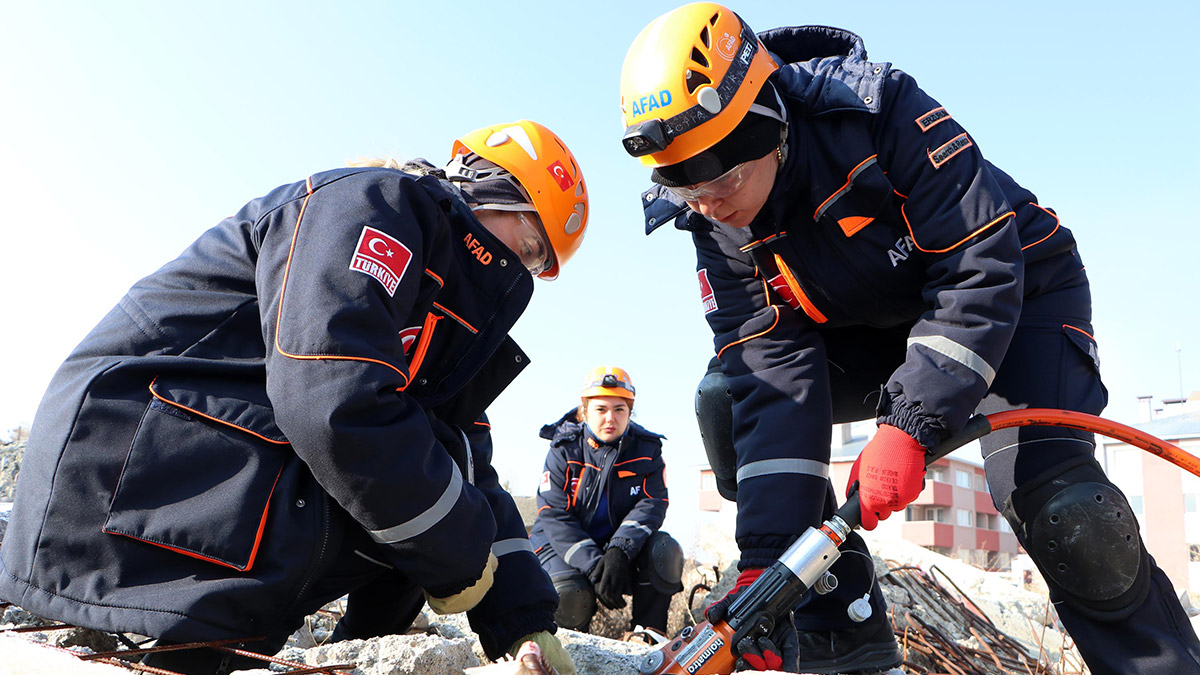 Afet ve Acil Durum Yönetimi Başkanlığı (AFAD) Erzurum Arama Kurtarma Birliği'nde, göreve yeni başlayan arama kurtarma teknisyenleri eğitim görüyor. Erkek meslektaşlarıyla birlikte enkaza girip, yüksekten yaralı kurtaran 7 kadın görevli, eğitmenlerden tam not aldı.