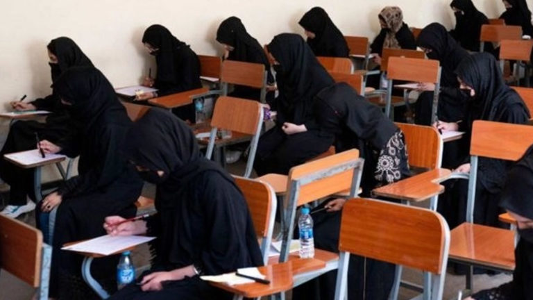 Afganistan’da kız öğrencilere getirilen eğitim yasağına tepki