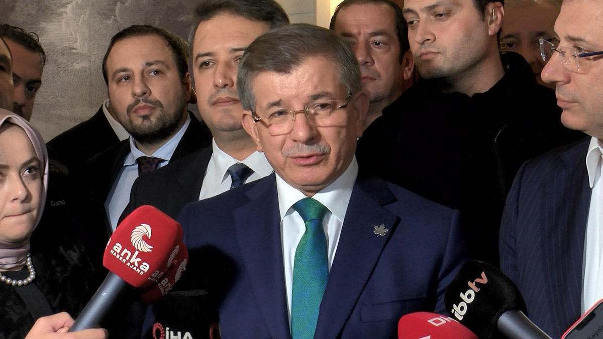 Gelecek Partisi Genel Başkanı Ahmet Davutoğlu Saraçhane'de bulunan İBB Başkanlık Binası’na geldi. Davutoğlu, “Siyasetin yargı üzerine müdahalesiyle karşı karşıyayız" dedi.