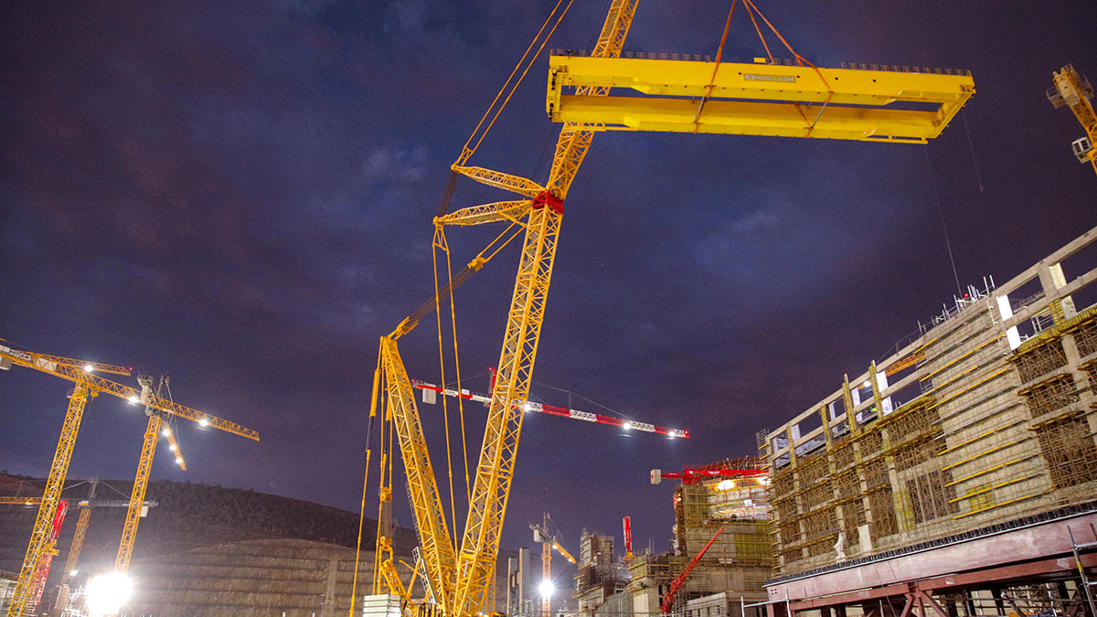 Mersin'in Gülnar ilçesinde yapımı devam eden Akkuyu Nükleer Güç Santrali inşaat sahasında, 1’inci ünitenin türbin binasında kurulacak üç köprülü vinçten ilkinin montajına başlandı.