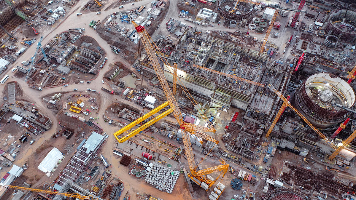 Akkuyu'da üç köprülü vinçten ilkinin montajına başlandı