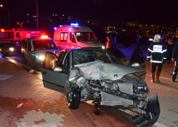 Aksaray'da iki otomobil çarpıştı