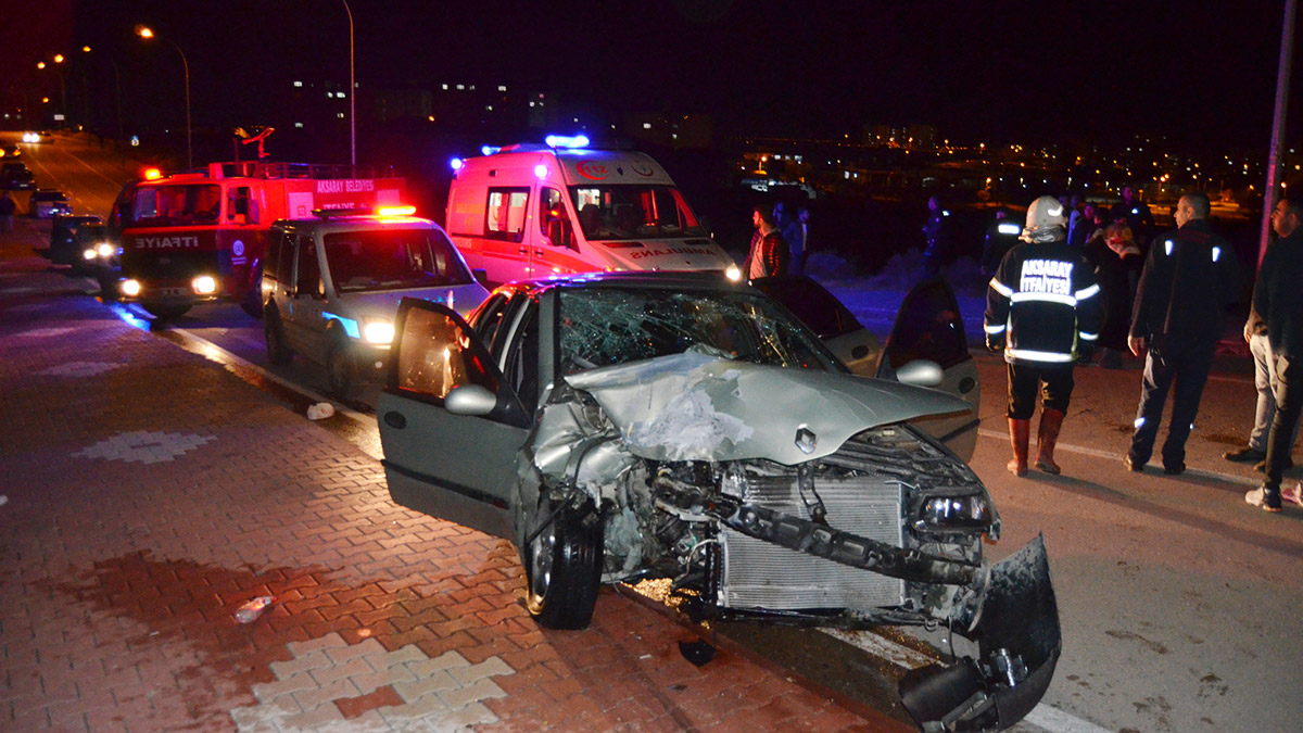 Aksaray'da iki otomobil çarpıştı