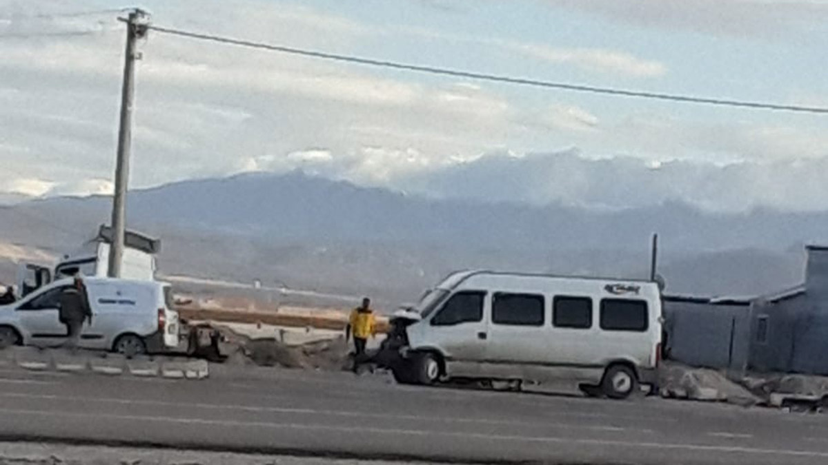 Aksaray'da işçi servisi ile TIR çarpıştı; 9 yaralı