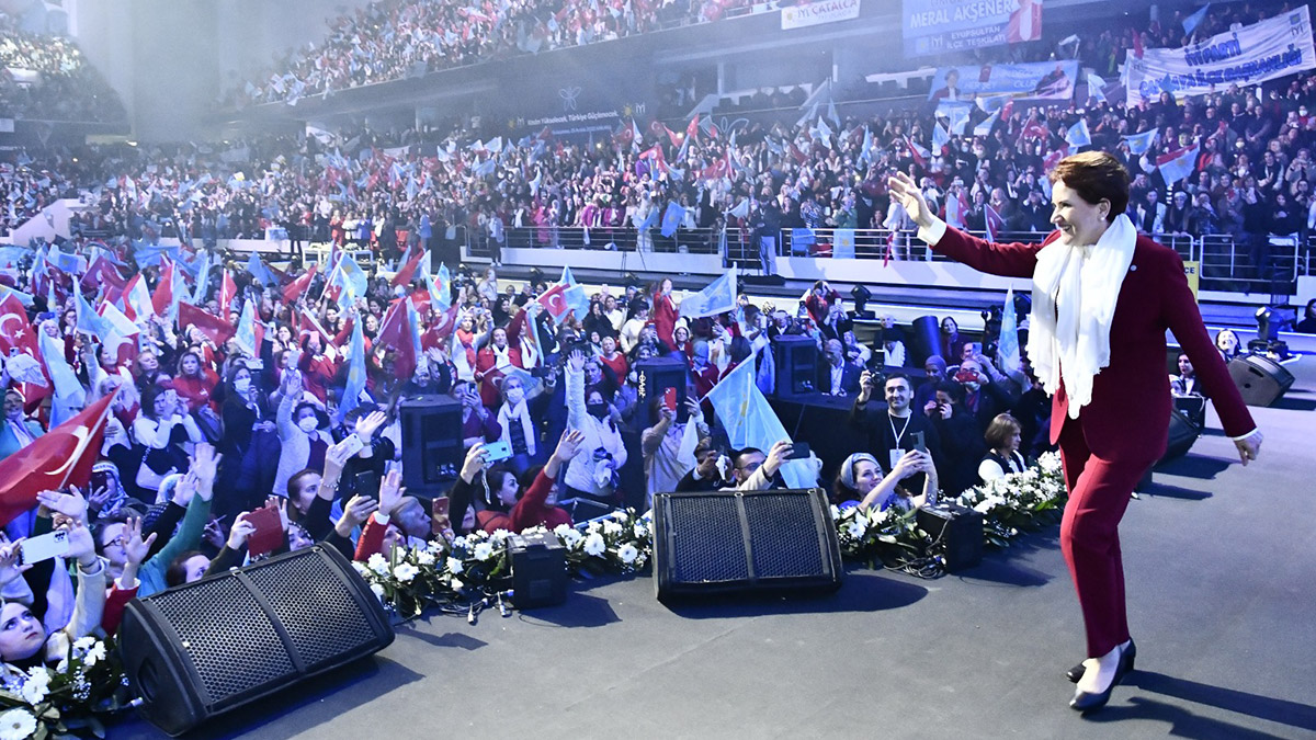 Kadınlar siyasetin tam merkezidir