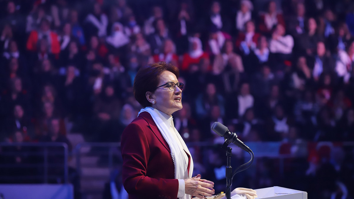 İYİ Parti Genel Başkanı Meral Akşener, "Kadınlar siyaset üstü falan değildir, tam aksine siyasetin tam merkezidir. Çünkü kadın meselesi toplumsal bir mesele olduğu kadar, aynı zamanda bir demokratikleşme meselesidir" dedi.