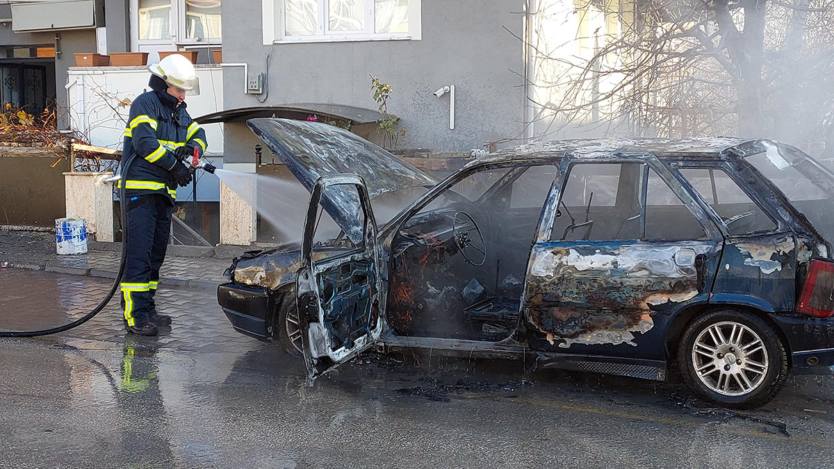 Akü takviyesi yapılan otomobil yandı