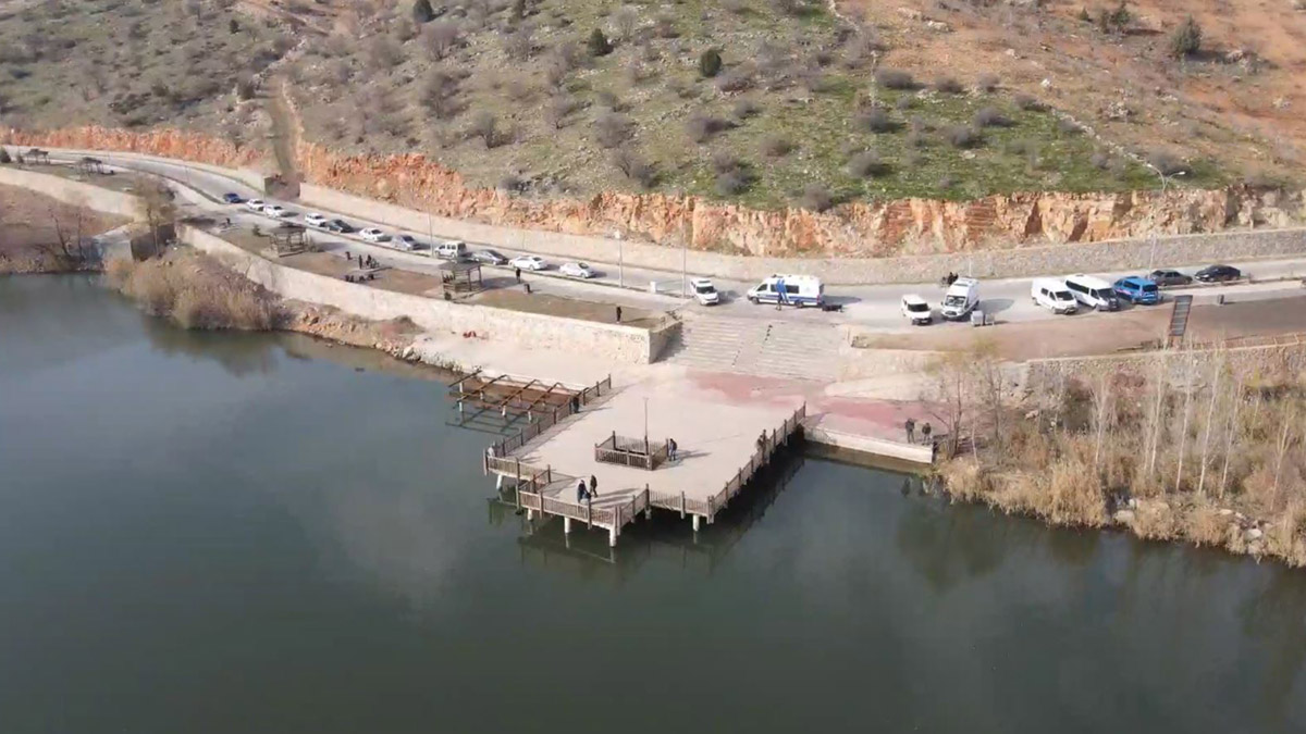 Alabora olan tekneden suya düşerek kaybolan kişi aranıyor