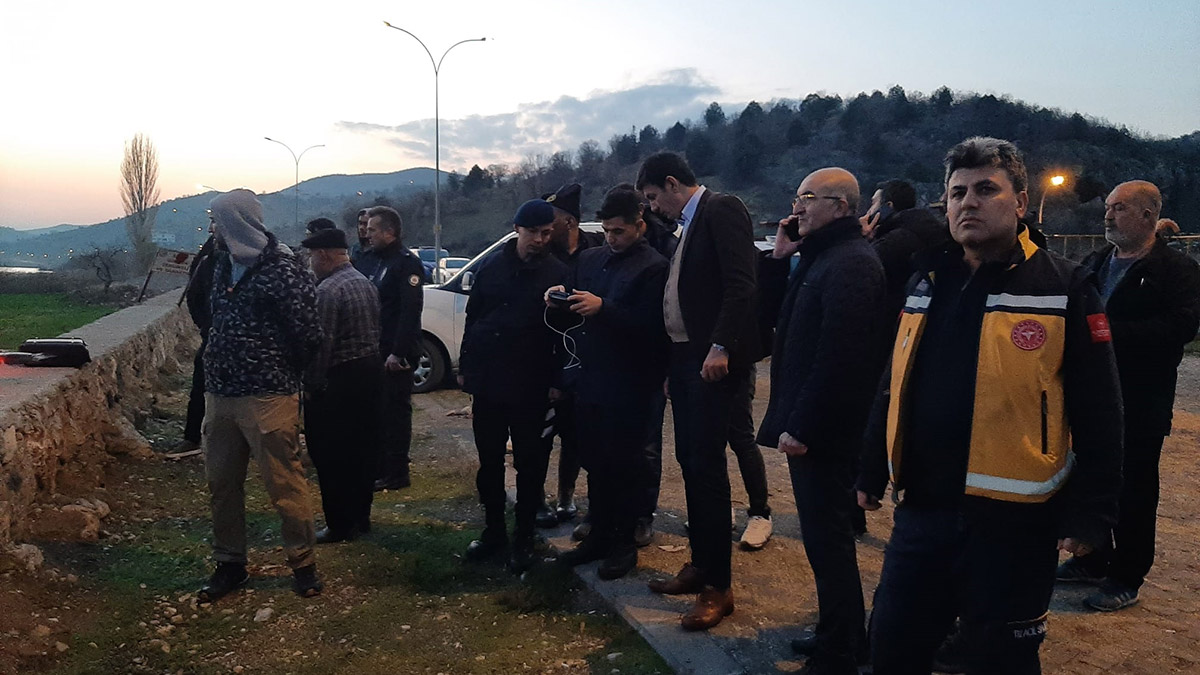 Alabora olan tekneden denize düşen 1 kişi aranıyor