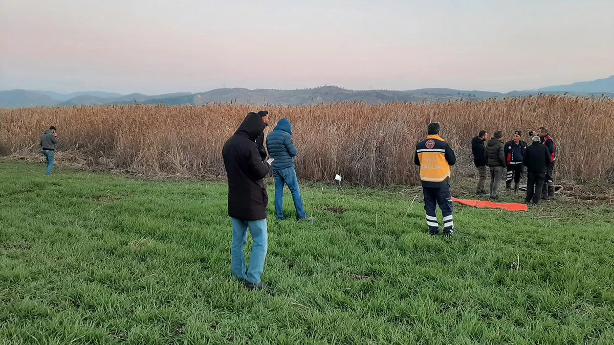 Alabora olan tekneden denize düşen 1 kişi aranıyor