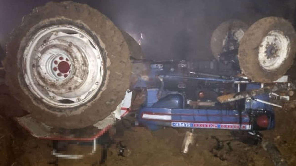 Ters dönen traktörün altında kalarak can verdi