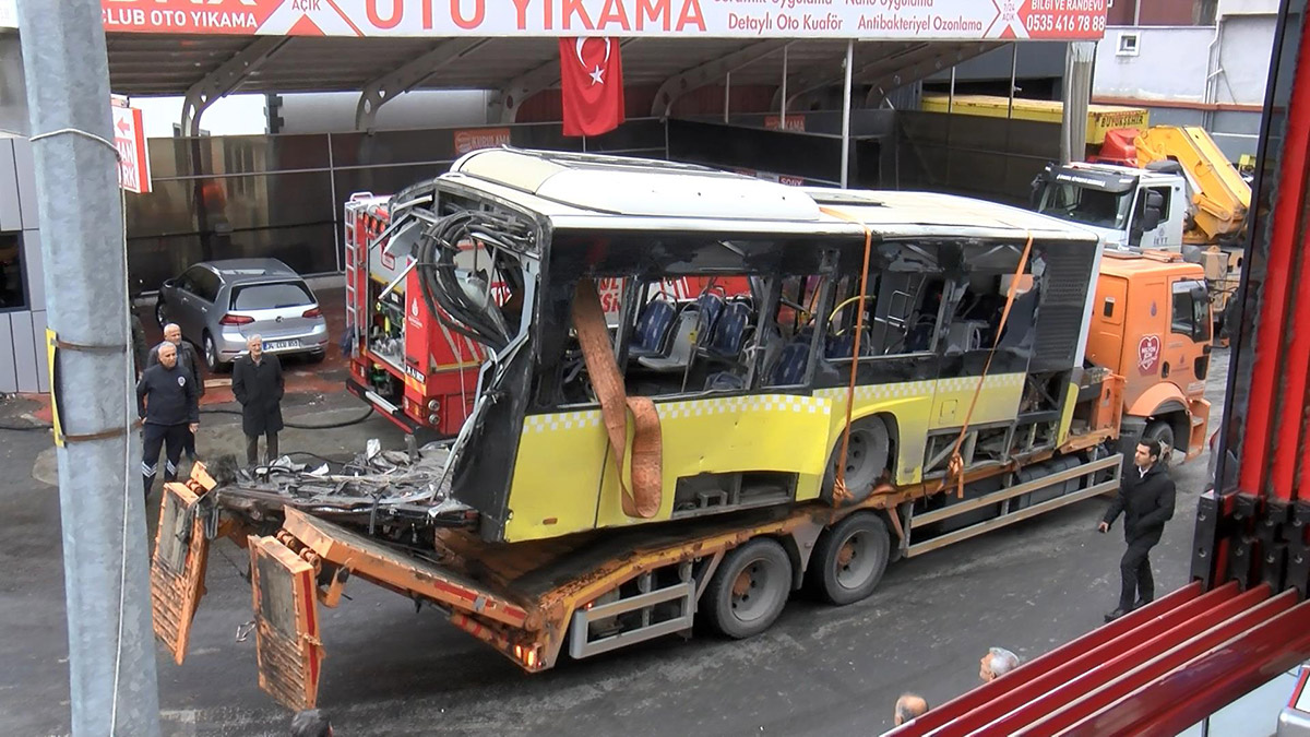 İett otobüsü ile tramvay olay yerinden kaldırıldı